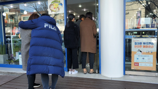 24일 오후 대전 서구 둔산동의 한 교복점에서 교복 구매하려는 학생과 학부모가 입구로 들어서고 있다. 사진=박우경 기자

