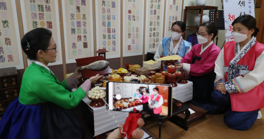설 명절을 앞두고 23일 대전 중구 대전평생학습관 예절교육지원센터에서 온라인 전통 세시풍속 체험교실이 진행되고 있다. 신호철 기자
