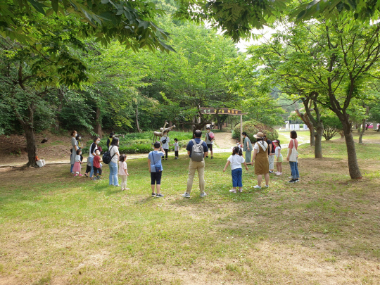아산시의 남산유아숲체험원에서 진행한 가족 주말 숲체험 프로그램 모습. 사진=아산시 제공
