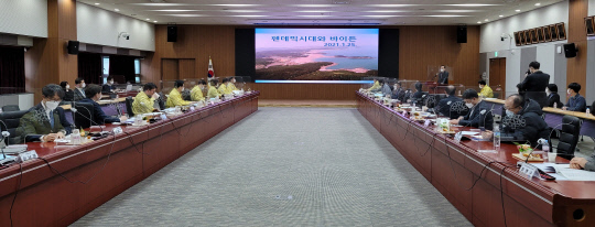 홍석우 전 지식경제부 장관이 25일 도청 대회의실에서 `팬데믹 시대와 바이든`을 주제로 기조연설을 하고 있다. 김성준 기자

