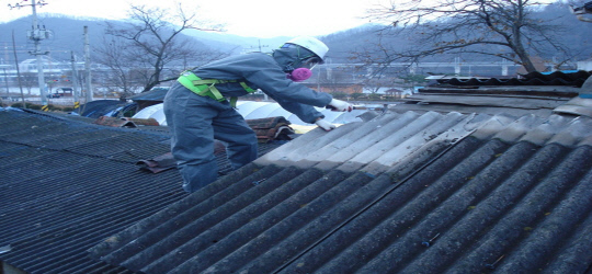 노후 지붕의 슬레이트 철거 작업을 하고 있는 모습. 사진=증평군 제공
