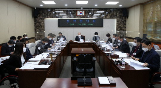 26일 홍성군의회 의원들이 정책협의회를 갖고 새로운 조례안에 대해 협의를 하고 있다. 사진=홍성군의회 제공
