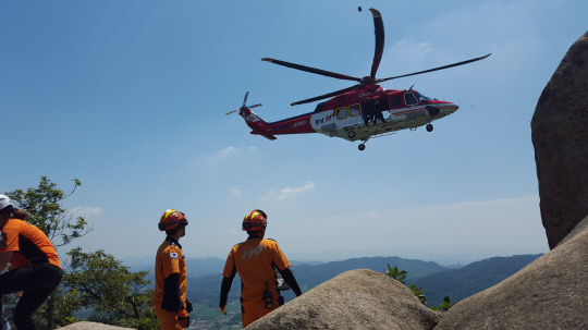 충남소방본부 구급대원들이 헬기를 이용해 산악 구조자를 구조하고 있다. 사진=충남소방본부 제공
