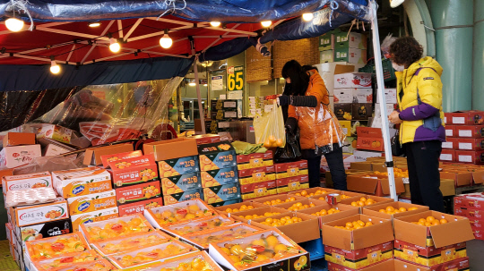 27일 오전 대전 노은농수산물도매시장 청과물 가게에서 손님이 과일을 구매하고 있다. 사진= 김용언 기자 
