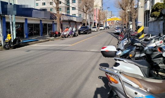 27일 오전 10시쯤 찾은 대전 중구 문창동 오토바이 특화거리가 한산한 모습을 보이고 있다. 강정의 기자
