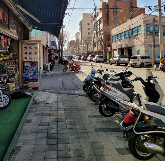 27일 오전 10시쯤 찾은 대전 중구 문창동 오토바이 특화거리가 한산한 모습을 보이고 있다. 강정의 기자
