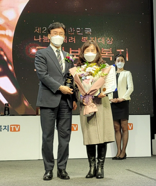 박미애 초록우산 어린이재단 대전지역본부장이 28일 국회 보건복지위원장상을 수상했다. (왼쪽부터)김민석 국회 보건복지위원장, 박 본부장
