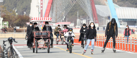 한낮 기온이 영상12도까지 오르며 봄처럼 포근한 날씨를 보인 31일 대전 서구 엑스포시민광장을 찾은 시민들이 자전거를 타며 휴일을 보내고 있다. 신호철 기자

