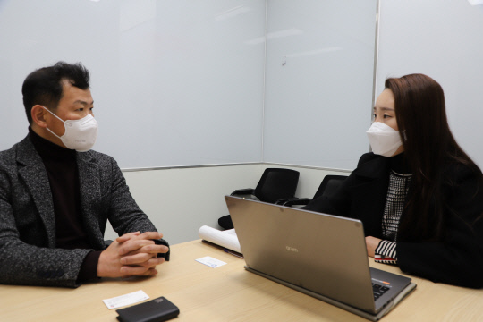 한국경영원 안현주 대표(왼쪽)가 드림브이알 서영수 대표에게 경영 컨설팅을 하고 있다. 안 대표의 투자와 조언을 받은 서 대표는 최근 좋은 실적을 냈다고 밝혔다. 
