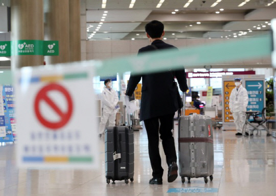 인천국제공항 검역장을 이동하는 여행객 모습.              사진=연합
