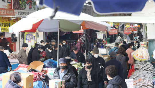 설 명절을 앞둔 7일 대전 동구 중앙시장이 제수용품 등을 구입하려는 시민들로 붐비고 있다. 신호철 기자
