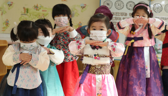 설 명절을 이틀 앞둔 9일 오전 대전 동구 삼성예능어린이집에서 어린이들이 세배를 배우고 있다. 신호철 기자
