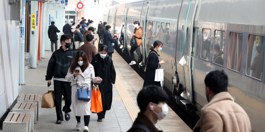 설 연휴 마지막 날인 14일 대전역에 도착한 시민들이 열차에서 내려 집으로 향하고 있다. 신호철 기자
