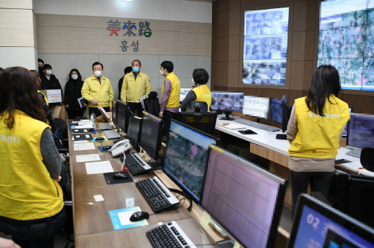 김석환 군수는 최근 CCTV 통합관제센터를 찾아 관제원들의 노고를 격려하고, 감사의 마음을 담은 간식을 전달했다.사진=홍성군 제공