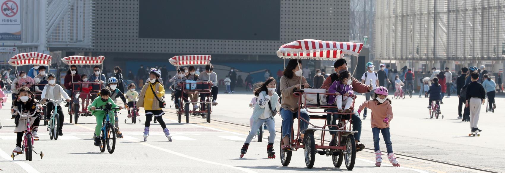 올해 들어 가장 따뜻한 봄 날씨를 보인 21일 대전 서구 엑스포시민광장을 찾은 시민들이 가벼워진 옷차림으로 자전거 등을 타며 휴일을 보내고 있다. 신호철 기자
