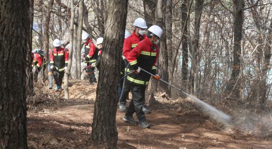 23일 오후 대전 유성구 죽동 근린공원에서 열린 2021 산불진화 모의훈련에서 산불감시원들이 실전을 방불케 하는 진화 훈련을 하고 있다. 신호철 기자
