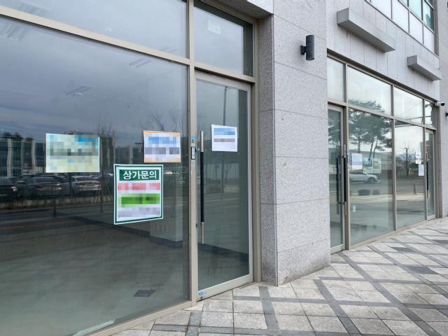 24일 세종시청 인근 상가 건물에 임대 및 매매 문의 전화번호를 안내하는 홍보물이 부착돼 있다. 박영문 기자