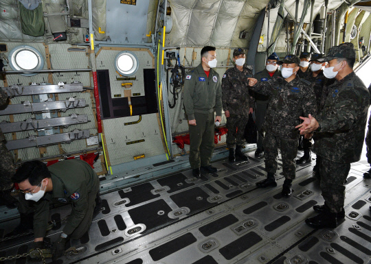 이성용 공군참모총장(사진 오른쪽에서 두 번째)은 25일 공군 제15특수임무비행단을 방문해 C-130H 수송기에서 코로나19 백신 수송차량 항공기 적재훈련 현장을 직접 점검했다. 이성용 총장은 