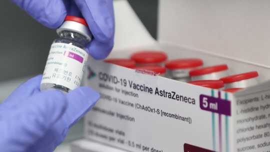 코로나19 아스트라제네카(AZ) 백신 접종을 하루 앞둔 25일 대전 중구보건소에서 관계자가 AZ 백신을 전용 냉장고에 옮기며 확인작업을 하고 있다. 신호철 기자
