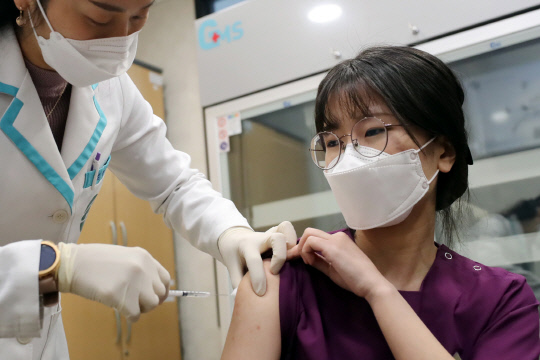 세종시 1호 코로나19 백신 접종자인 요양병원 간호사 이하현(24)씨가 26일 세종시 조치원읍 세종보건소에서 예방접종을 하고 있다. 신호철 기자
