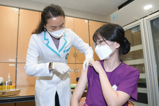 26일 세종시 요양병원 간호사 이하현 씨가 코로나19 백신을 접종하고 있다. 사진=세종시 제공
