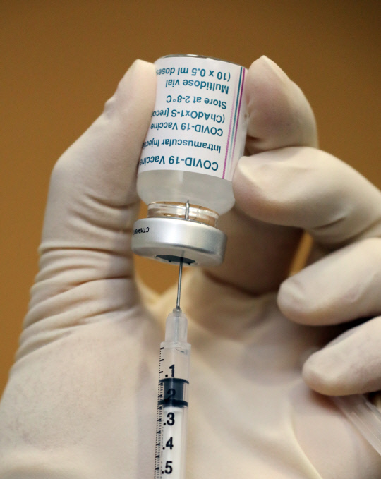 코로나19 백신 접종이 시작된 26일 세종시 조치원읍 세종보건소에서 간호사가 주사기에 백신을 채우고 있다. 신호철 기자
