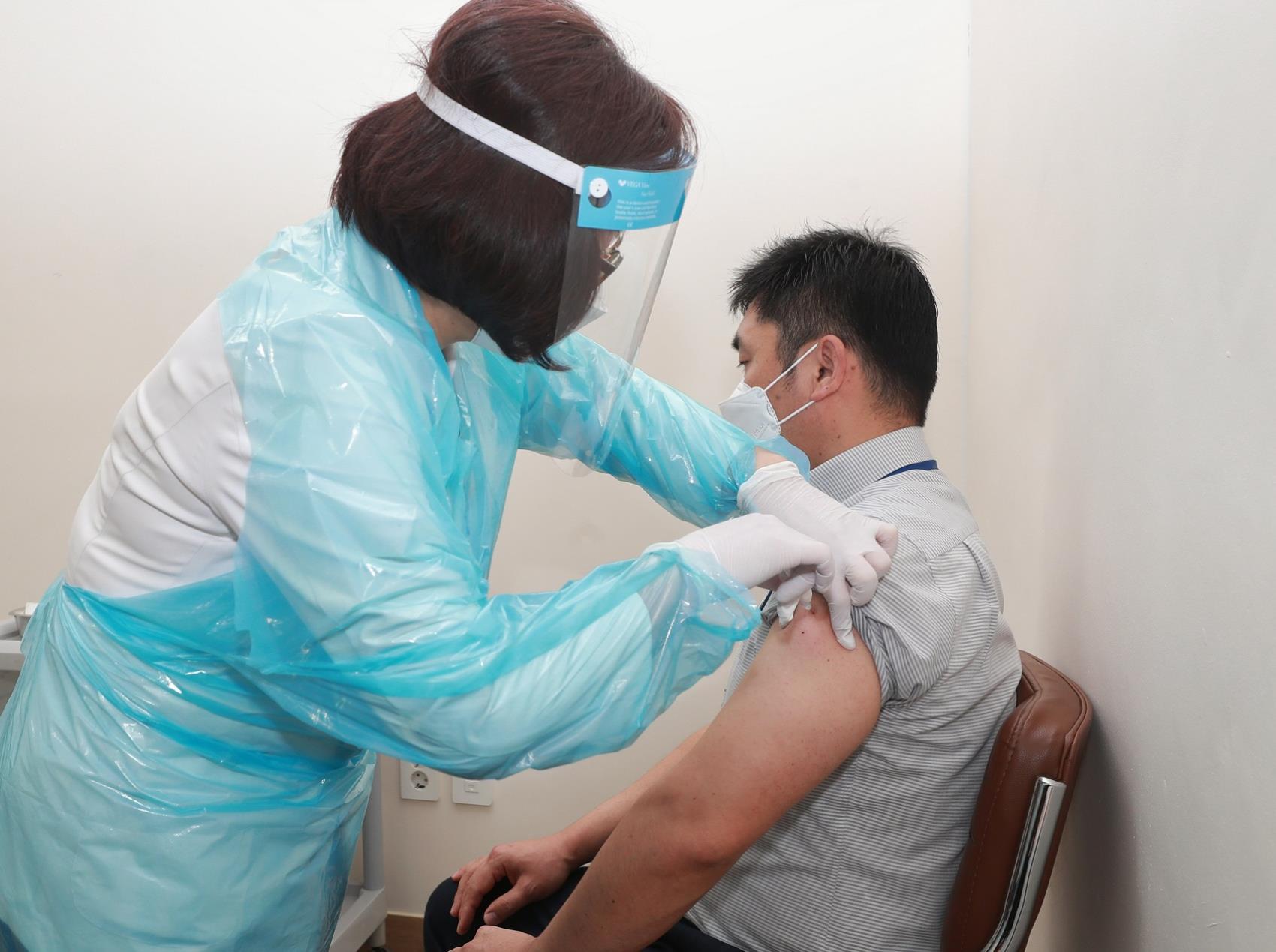 대전시 첫 백신 접종 대상자인 성심요양병원 방사선사 최헌우씨가 백신을 맞고 있는 모습. 사진= 대전시 제공