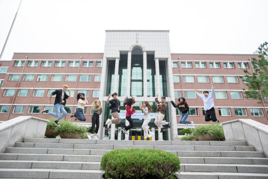 충북도립대학교 학생들이 다양한 포즈로 홍보하고 있다.사진=충북도립대학교 제공
