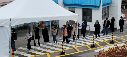 2일 오전 8시쯤 대전보건대에서 학생들이 체온 측정과 방명록 작성을 위해 줄을 서고 있다. 사진=강정의 기자
