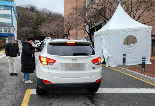 2일 오전 8시쯤 대전보건대에서 운전자를 대상으로 체온 측정이 실시되고 있다. 사진=강정의 기자
