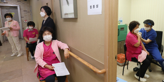 2일 대전 서구 대전요양원에서 의료진이 종사자들을 대상으로 코로나19 백신 예방 접종을 실시하고 있다. 신호철 기자
