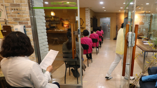 2일 대전 서구 대전요양원에서 종사자들이 코로나19 백신 예방 접종을 위해 대기하고 있다. 신호철 기자
