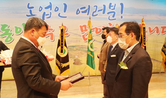 서산시의회 임재관 의원이 한국농업경영인서산시연합회로부터 감사패를 받았다. 사진=서산시의회 제공
