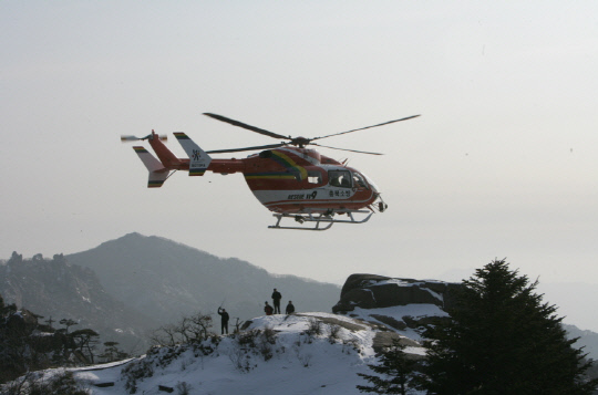 충북소방본부 항공대 헬기가 조난된 등산객을 구조하고 있다. 사진=충북소방본부 제공
