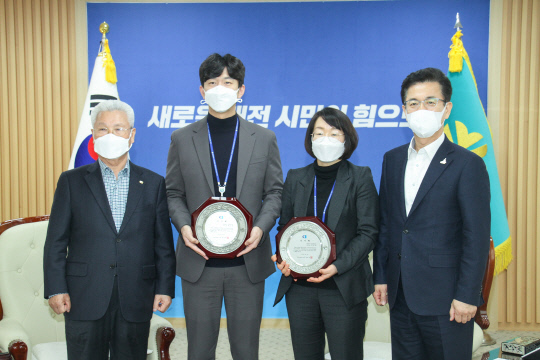 정성욱(가장 왼쪽) 대전상공회의소 회장은 최근 코로나19 대응과 확산방지에 기여한 공무원 7명에게 감사패를 전달했다. 사진=대전상공회의소 제공
