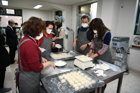 예산군자원봉사센터(센터장 정낙규)가 2일부터 오는 11월까지 매주 화·금·토요일마다 모집된 자원봉사자와 함께 제과제빵 전문교육 및 봉사활동을 운영하고 있다.사진=예산군 제공
