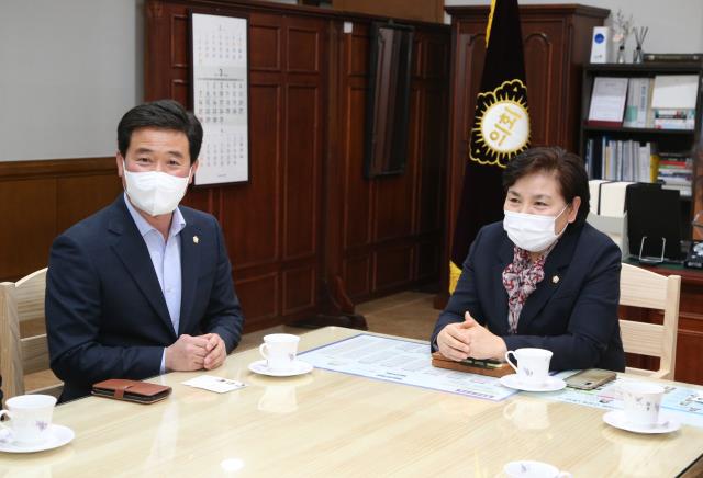 천명숙(오른쪽) 충주시의회 의장과 김홍기 보령시의회 부의장이 4일 댐 피해 사례와 합리적인 보상안에 대해 협력하기로 했다. 사진=충주시의회 제공