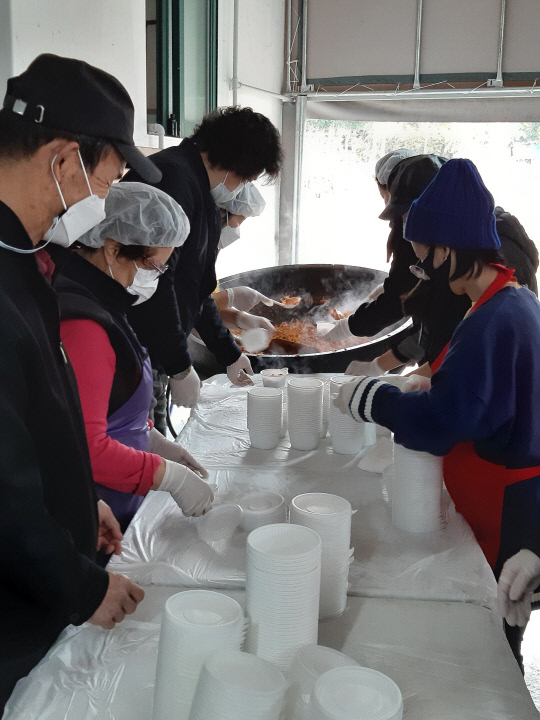 따뜻한 밥차 무료급식 봉사. 사진=(사)서산시자원봉사센터 제공
