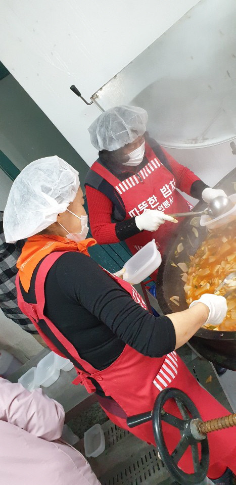 따뜻한 밥차 무료급식 봉사. 사진=(사)서산시자원봉사센터 제공
