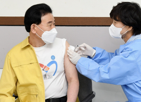 박용갑 대전 중구청장이 6일 중구 보건소에서 코로나19 백신 예방 접종을 받았다. 사진=중구청 제공
