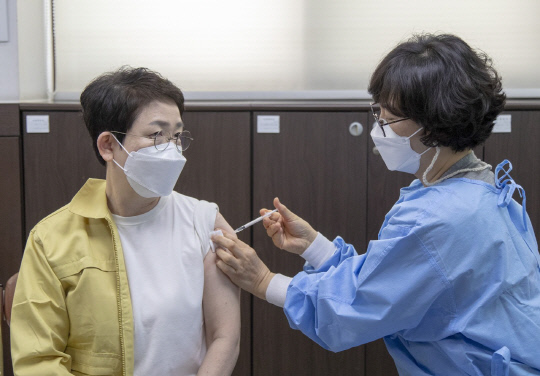 박정현 대덕구청장은 6일 대덕구 보건소에서 코로나19 백신 예방 접종을 받았다. 사진=대덕구청 제공
