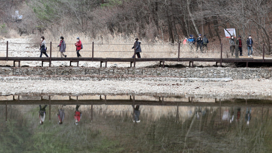 휴일인 7일 대전 유성구 수통골을 찾은 가족단위 시민들이 수량이 풍부해진 계곡 데크를 따라 산책하고 있다. 신호철 기자
