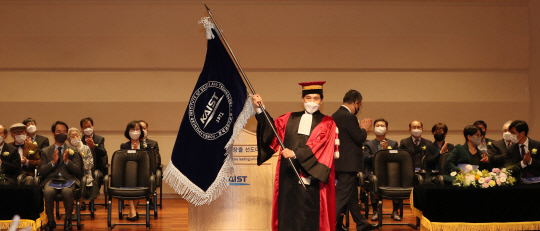 이광형 제17대 KAIST 신임 총장이 8일 오후 대전 유성구 한국과학기술원 대강당에서 열린 취임식에서 교기를 휘날리고 있다. 신호철 기자
