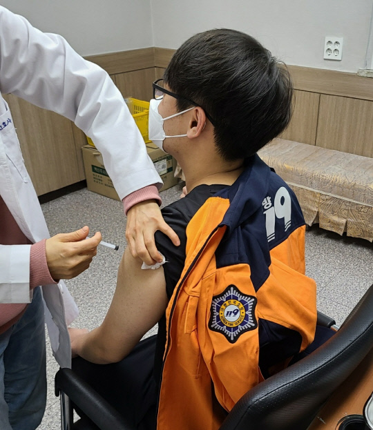 보령소방서 구급대원이 지난 8일부터 10일까지 3일간 코로나19 예방 백신을 접종받는다. 사진=보령소방서 제공
