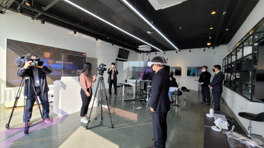 충남 VR·AR제작거점센터 `XR EVENT STUDIO` 시연 모습. 사진=아산시 제공
