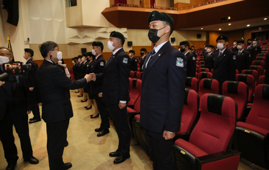 군사학과 신입생 착복식에서 이철성 총장(왼쪽)이 신입생과 인사를 나누는 모습=건양대 제공
