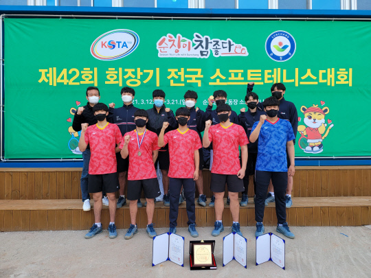 `제42회 회장기 전국 소프트테니스 대회`에 참가한 대전대 소프트테니스팀 등이 기념촬영을 하고 있다. 사진=대전대 제공
