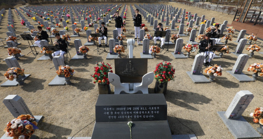 서해 수호의 날을 앞두고 17일 오후 대전 유성구 국립대전현충원 천안함 46용사 묘역에서 의전단이 추모연주를 하고 있다. 신호철 기자
