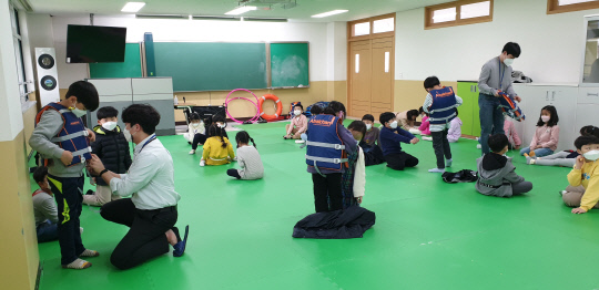 홍성교육지원청(교육장 김성수)이 초등학교에 수영강사를 파견, 학생들에게 생존수영수업인 `학교에서 하는 실기교육`을 시작했다.사진=홍성교육지원청 제공