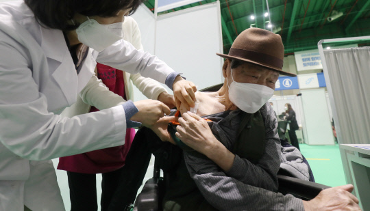 75세 이상 어르신에 대한 코로나19 백신 화이자 예방접종이 실시된 1일 오전 대전 유성구 예방접종센터에서 의료진이 어르신에게 백신 접종을 하고 있다. 신호철 기자
